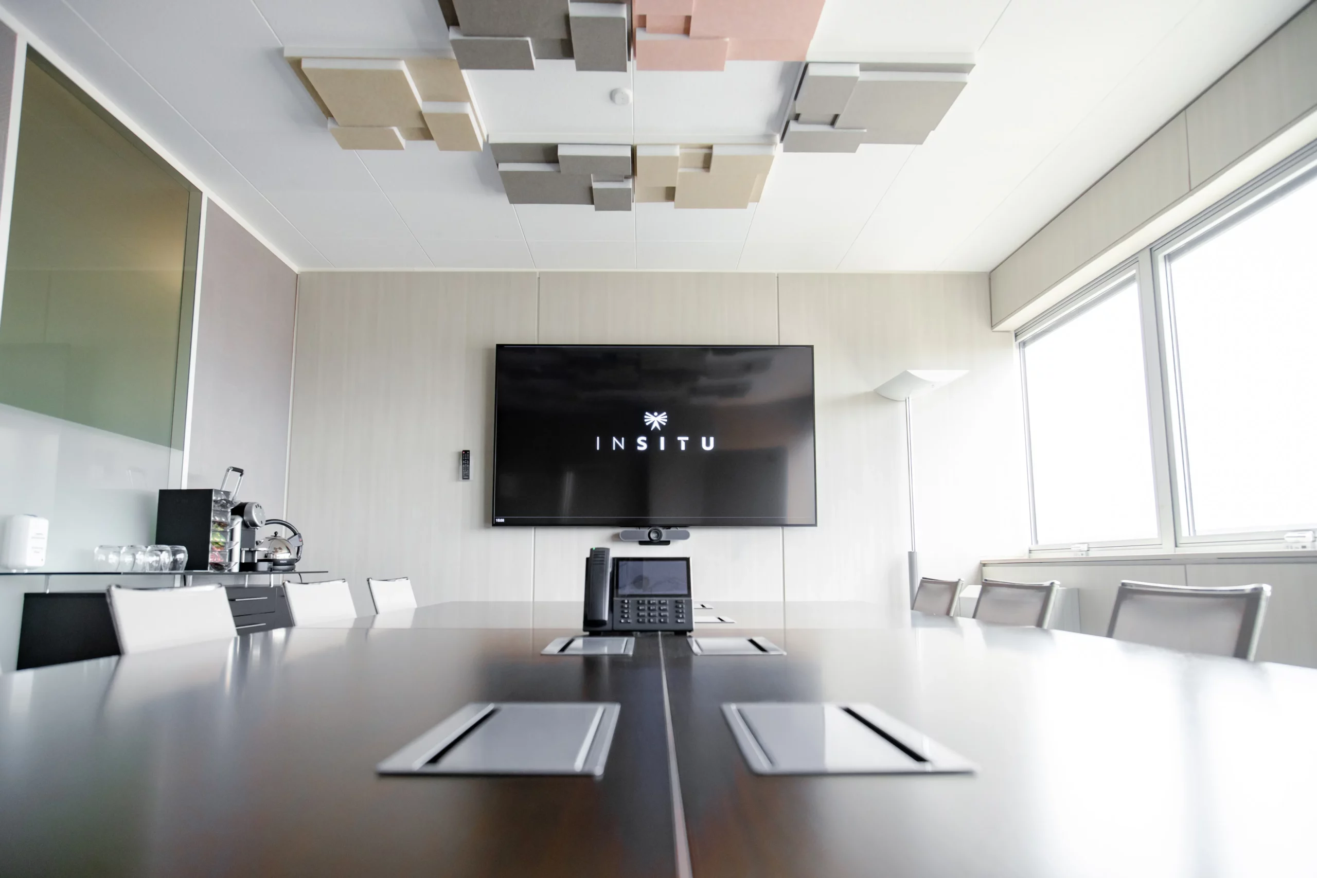 Salle de réunion pour équipes avec écran et visioconférence à Blagnac.